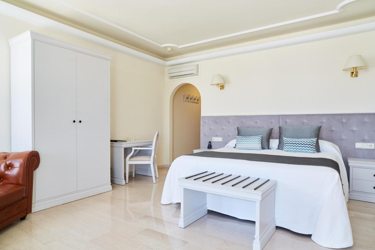 Grand Hotel Palladium Santa Eulalia Del Rio Exterior photo