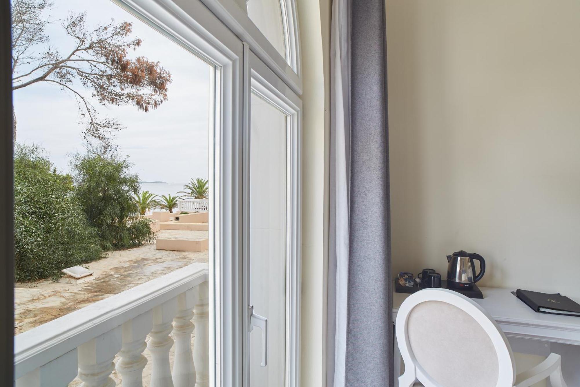 Grand Hotel Palladium Santa Eulalia Del Rio Exterior photo